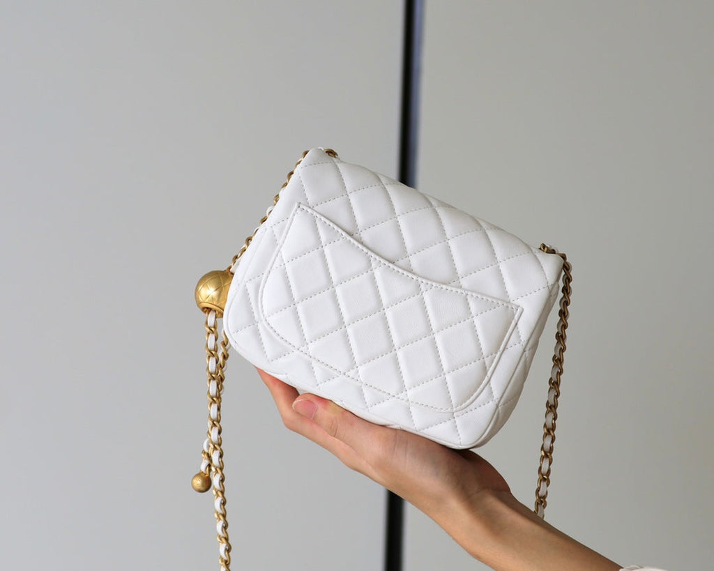 CHANEL FLAP BAG 17CM WHITE LAMBSKIN GOLD HARDWARE