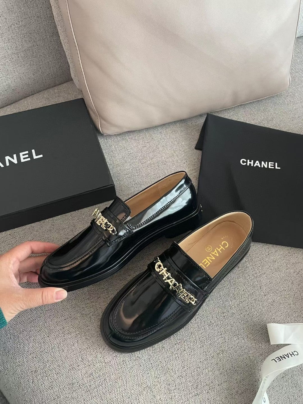 CHANEL MOASINS IN BLACK CALFSKIN GOLD METAL LOGO