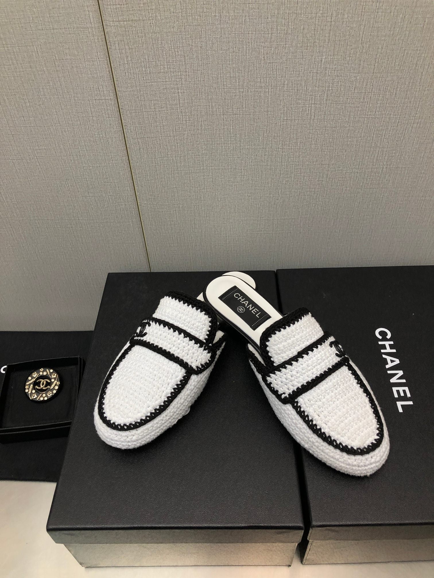 CHANEL HALF-MULES IN WHITE MIX BLACK WOOL WOVEN