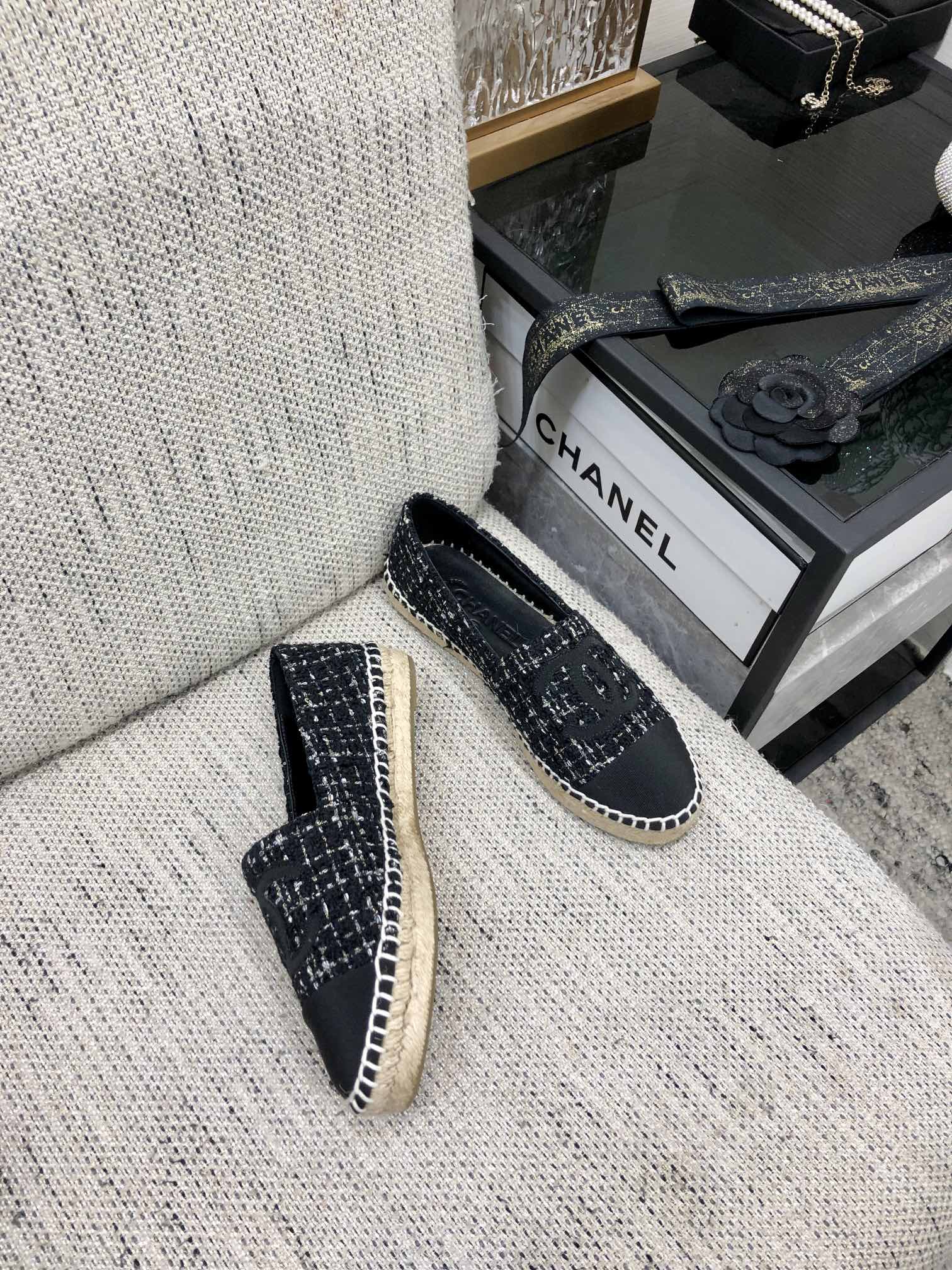 CHANEL LOAFER IN BLACK MIX WHITE WOOL TWEED