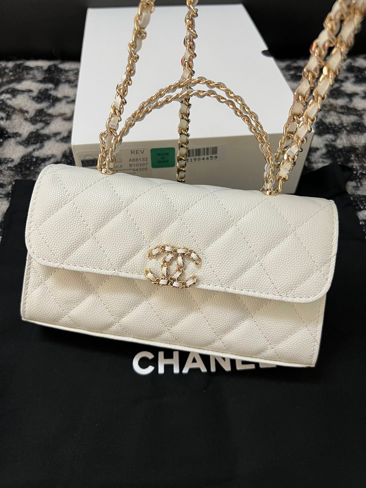 CHANEL KELLY 18 BAG IN WHITE CALFSKIN WITH STRAP