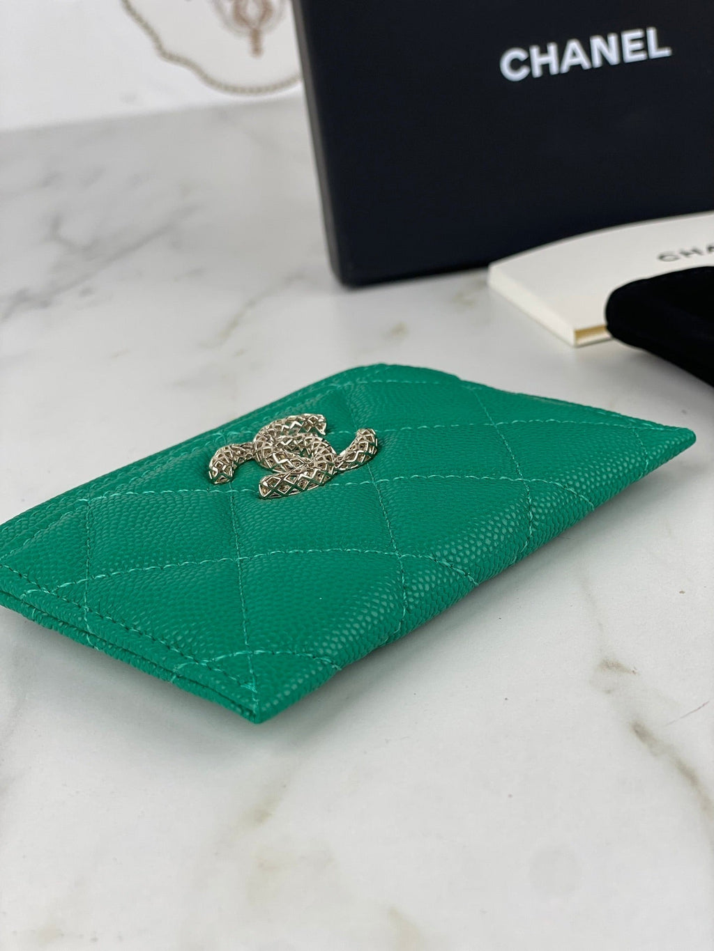 CHANEL CARD HOLDER 19.5 EMERALD GRAINED CALFSKIN GOLD ICON