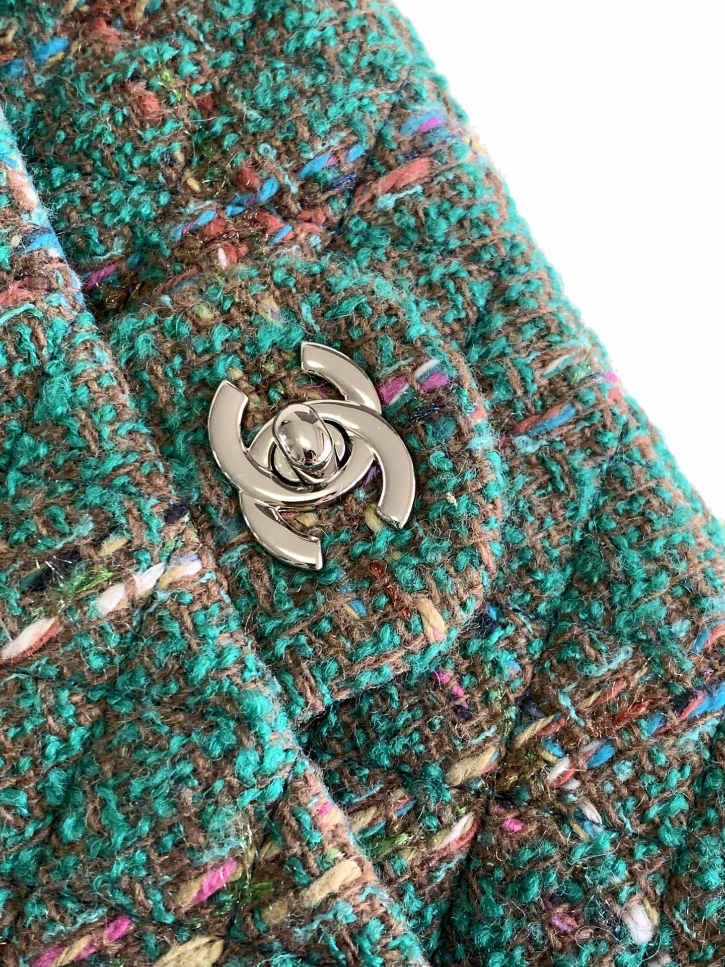 CHANEL MEDIUM 25 CLASSIC BAG IN GREEN FOREST WOOL TWEED