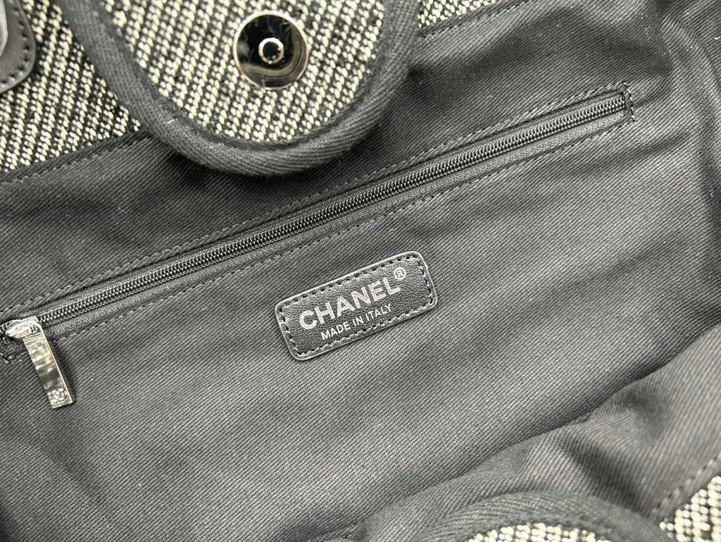 CHANEL DEAUVILLE LARGE 38 TOTE BAG IN BLACK CANVAS WITH WHITE LOGO