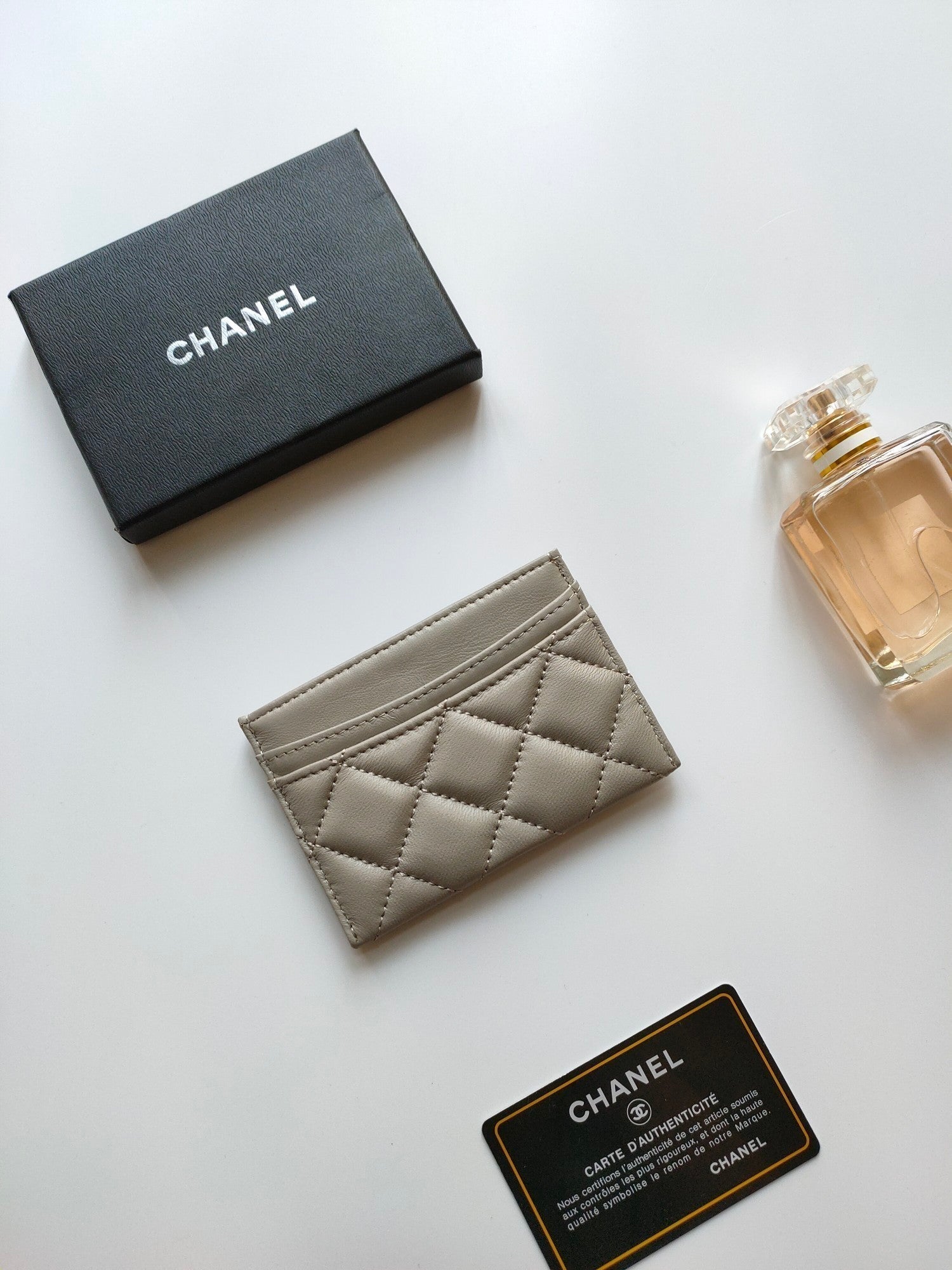 CHANEL CARD HOLDER 11.2 GRAY CALFSKIN WITH GOLD ICON