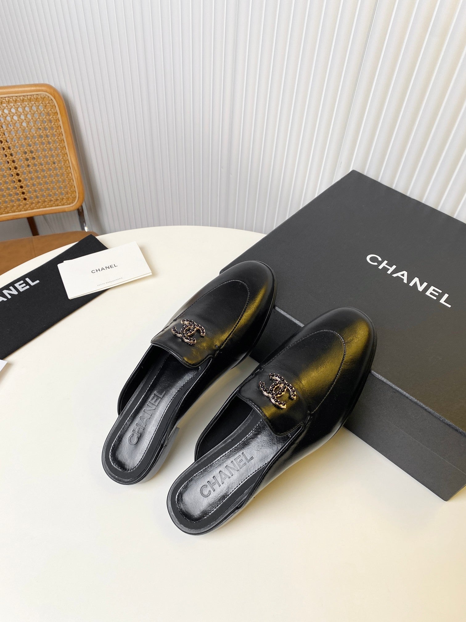 CHANEL FLAT MULE IN BLACK LAMBSKIN 983818