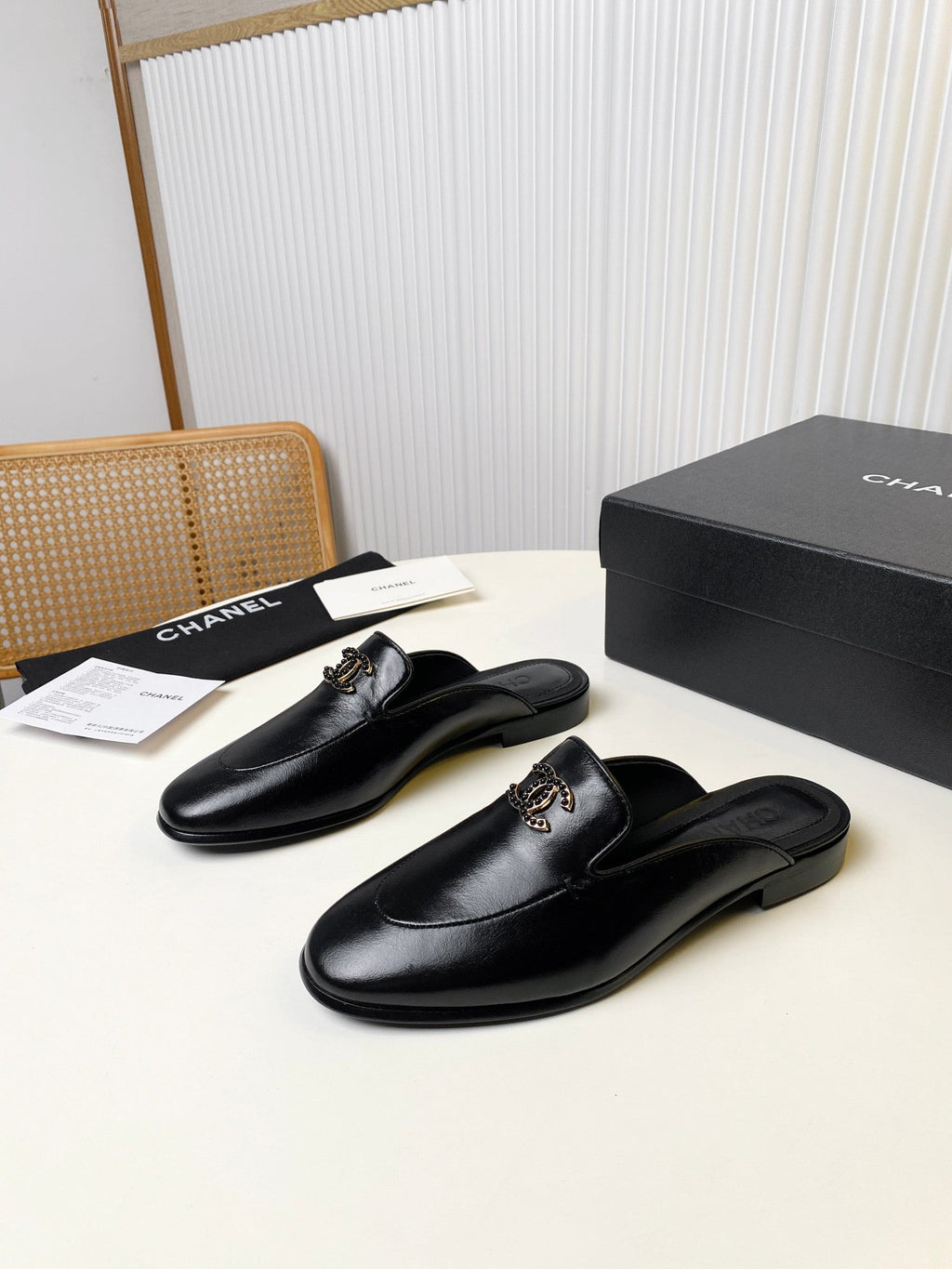 CHANEL FLAT MULE IN BLACK LAMBSKIN 983818