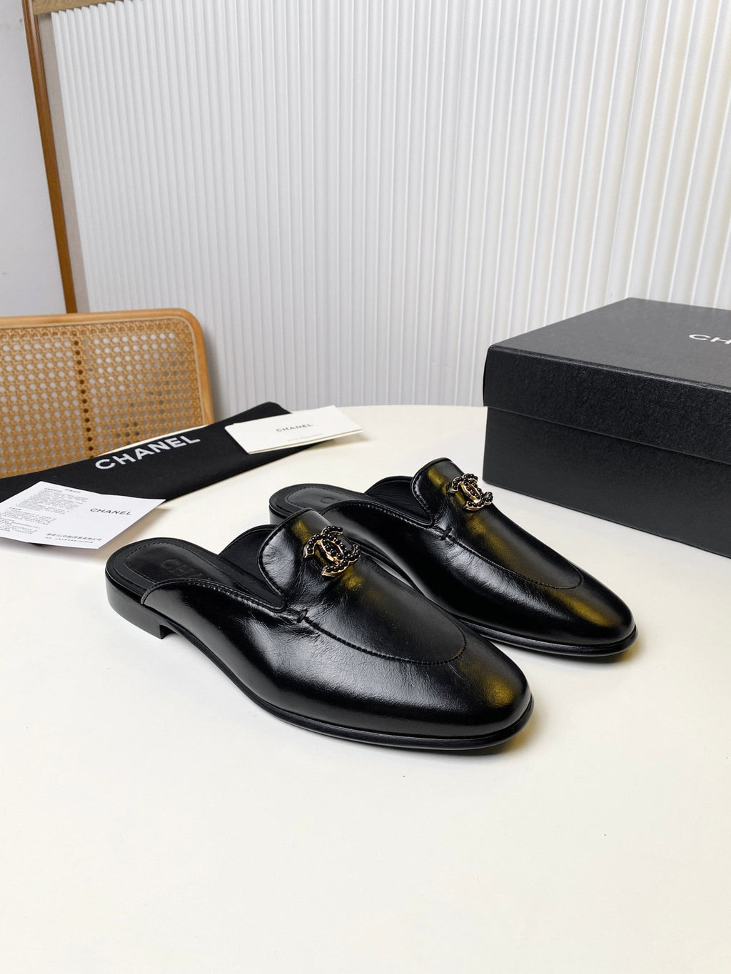 CHANEL FLAT MULE IN BLACK LAMBSKIN 983818