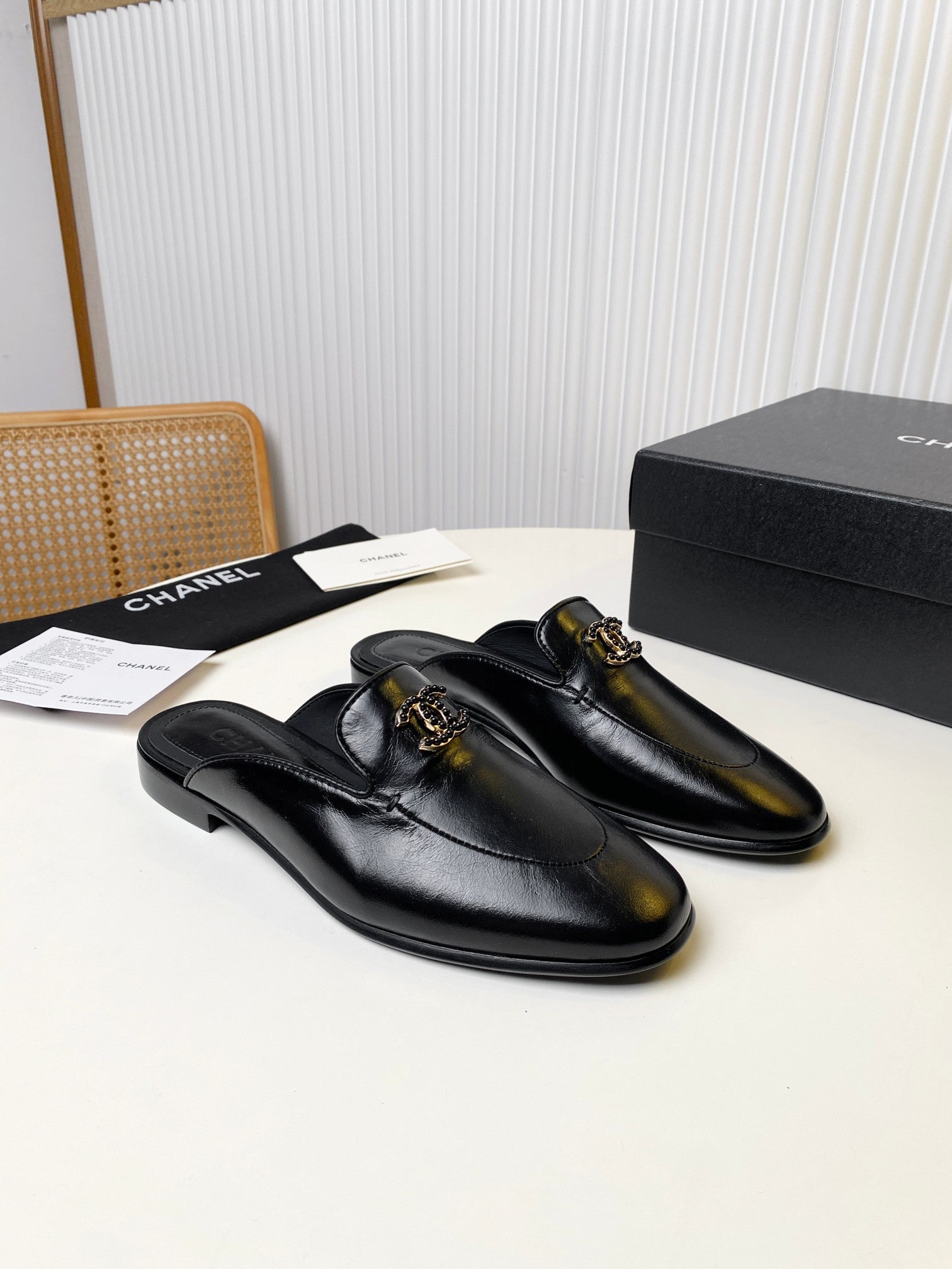 CHANEL FLAT MULE IN BLACK LAMBSKIN 983818