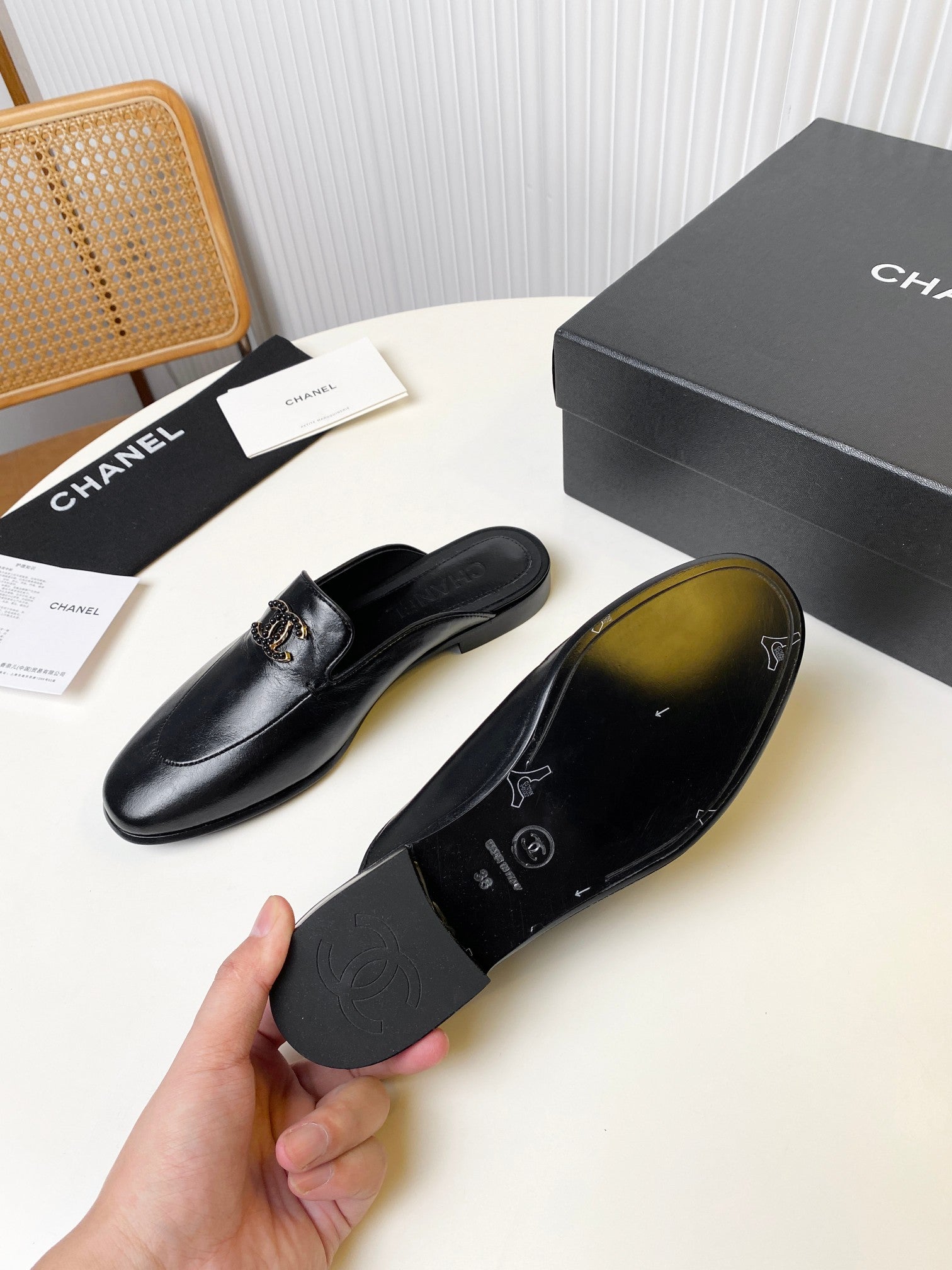 CHANEL FLAT MULE IN BLACK LAMBSKIN 983818