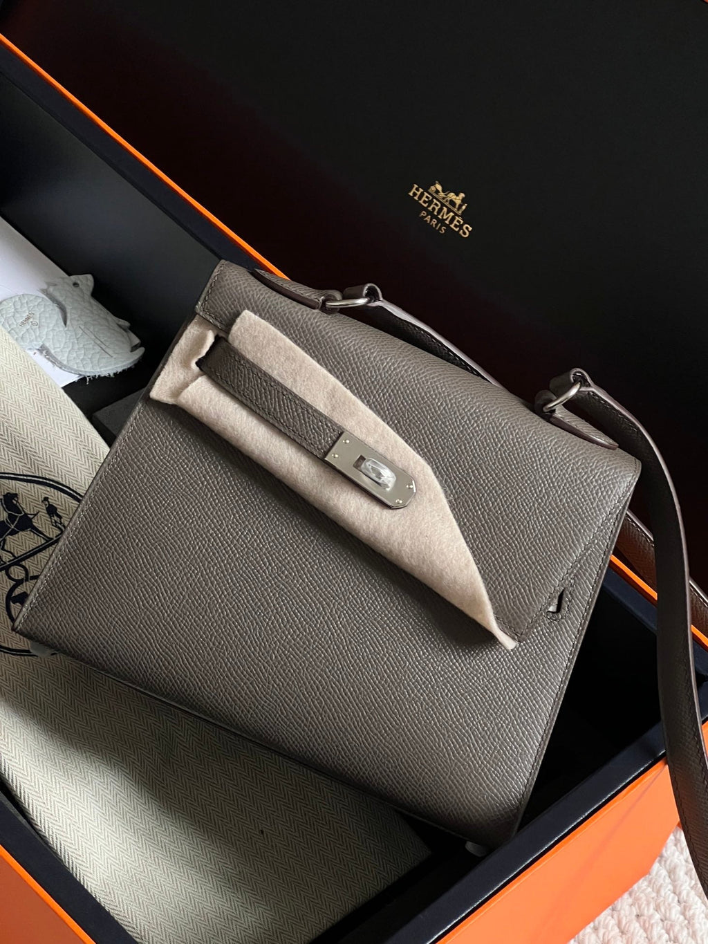 HERMES KELLY DESORDRE 20 IN WENGE BROWN EPSOM LEATHER WITH SILVER HARDWARE