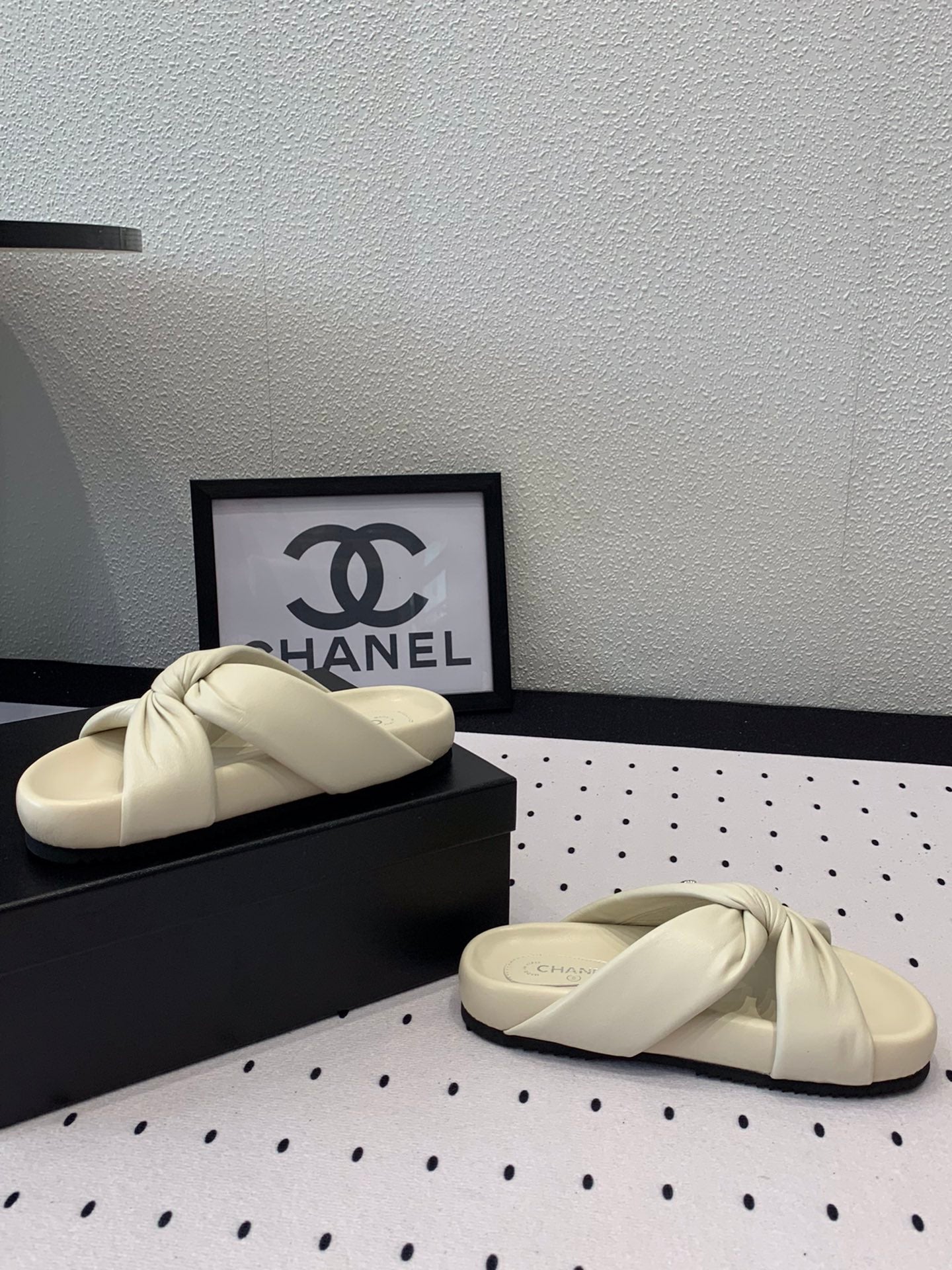 CHANEL TWISTED SLIPPERS IN WHITE LAMBSKIN