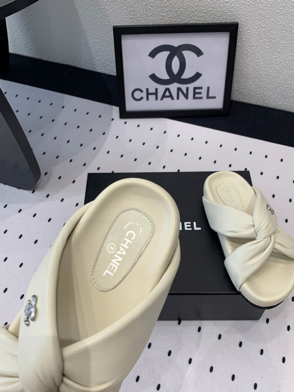 CHANEL TWISTED SLIPPERS IN WHITE LAMBSKIN