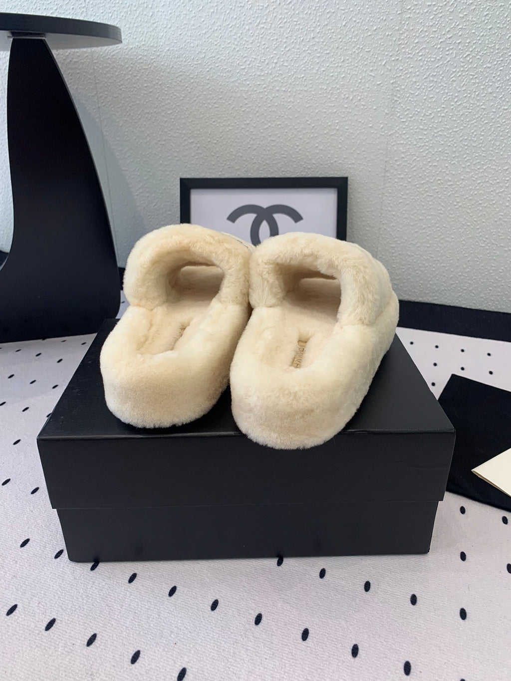 CHANEL THICK-SOLED SLIPPERS IN WHITE SHEEP WOOL