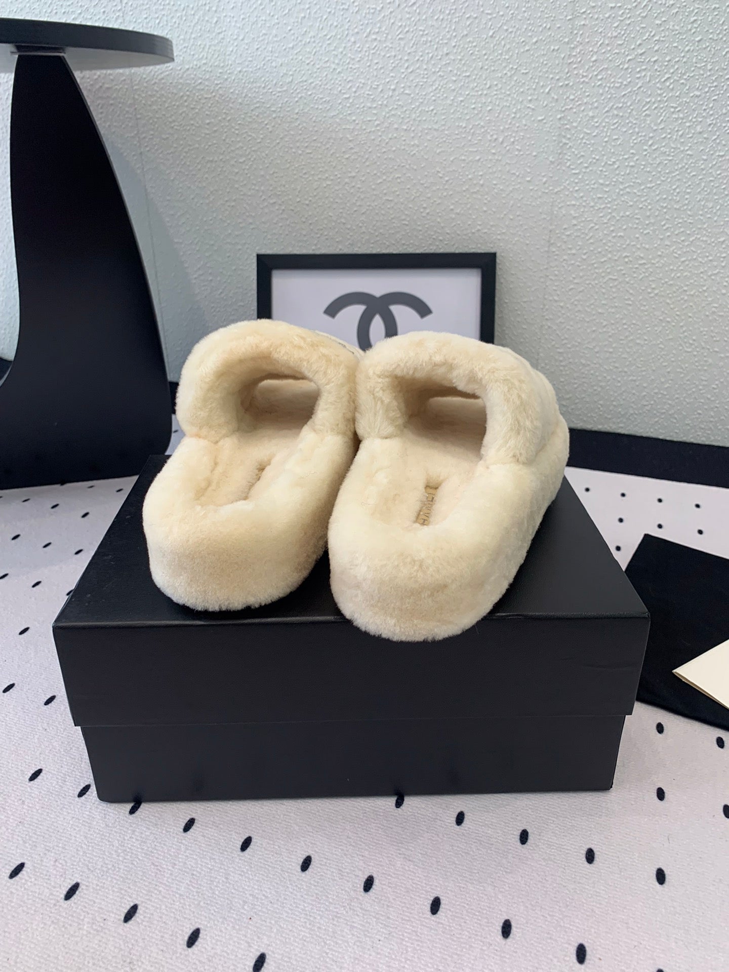 CHANEL THICK-SOLED SLIPPERS IN WHITE SHEEP WOOL