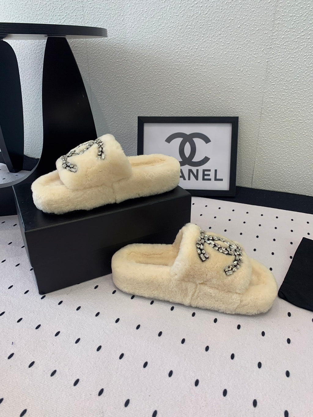 CHANEL THICK-SOLED SLIPPERS IN WHITE SHEEP WOOL
