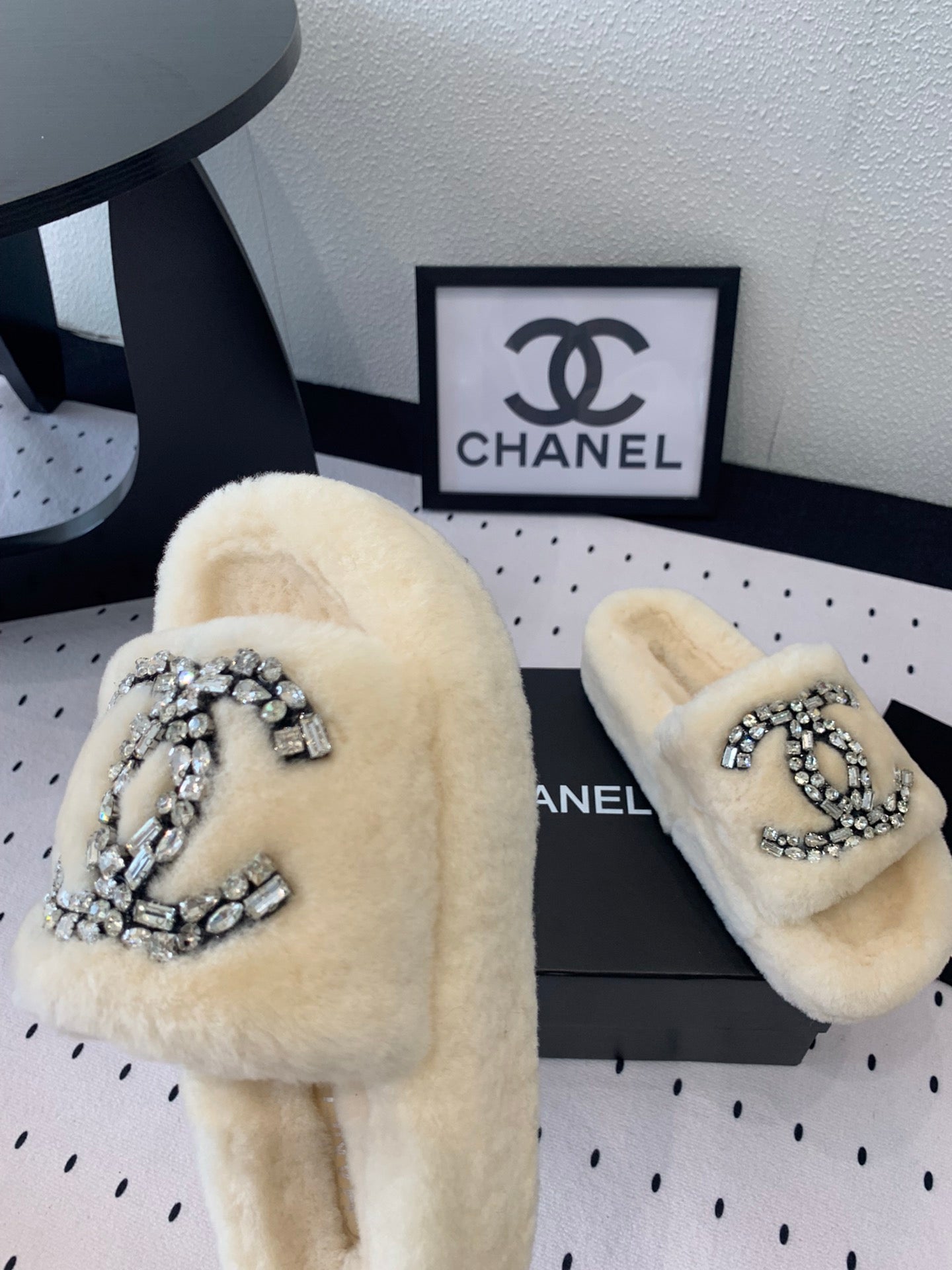 CHANEL THICK-SOLED SLIPPERS IN WHITE SHEEP WOOL
