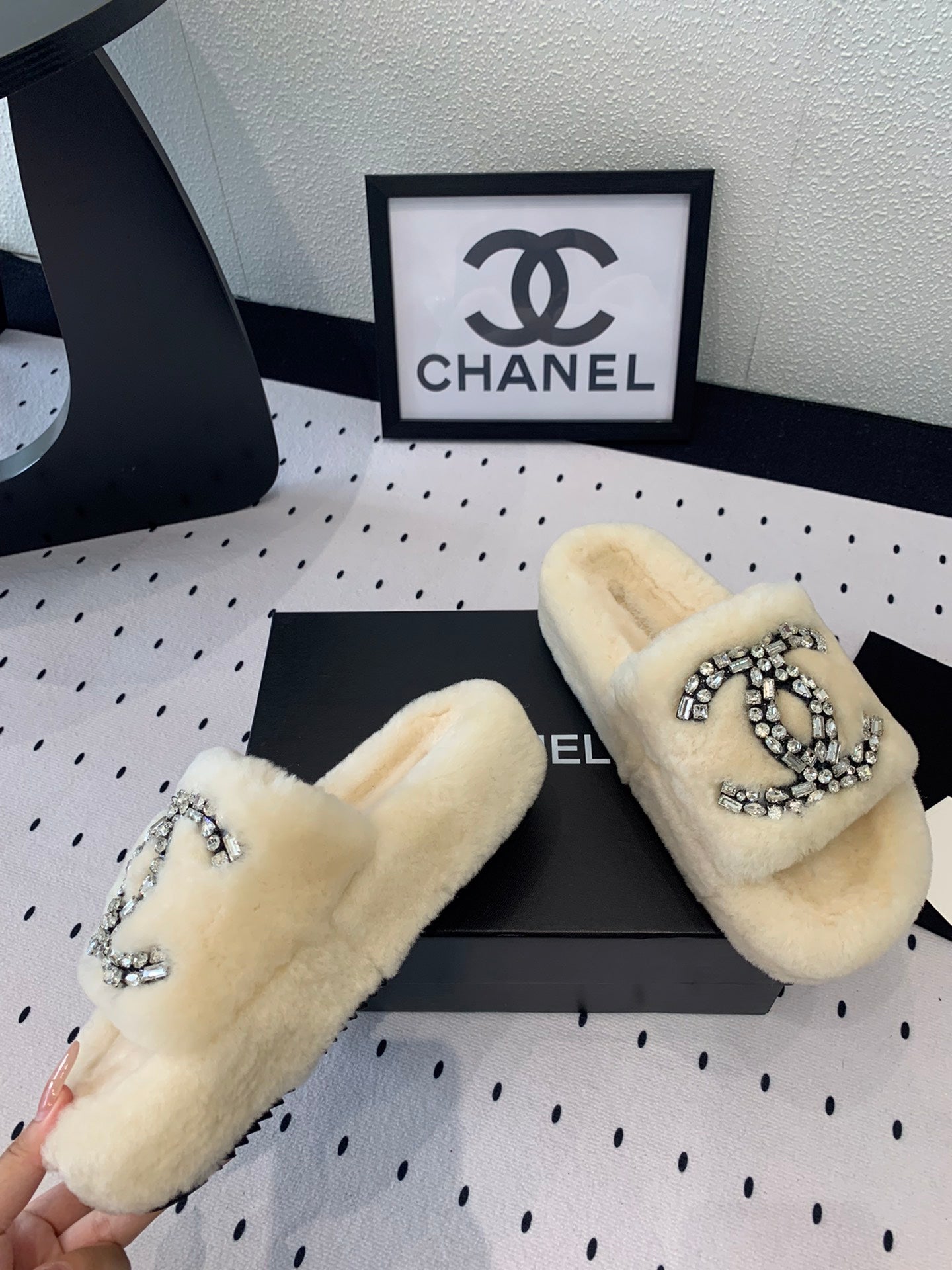 CHANEL THICK-SOLED SLIPPERS IN WHITE SHEEP WOOL