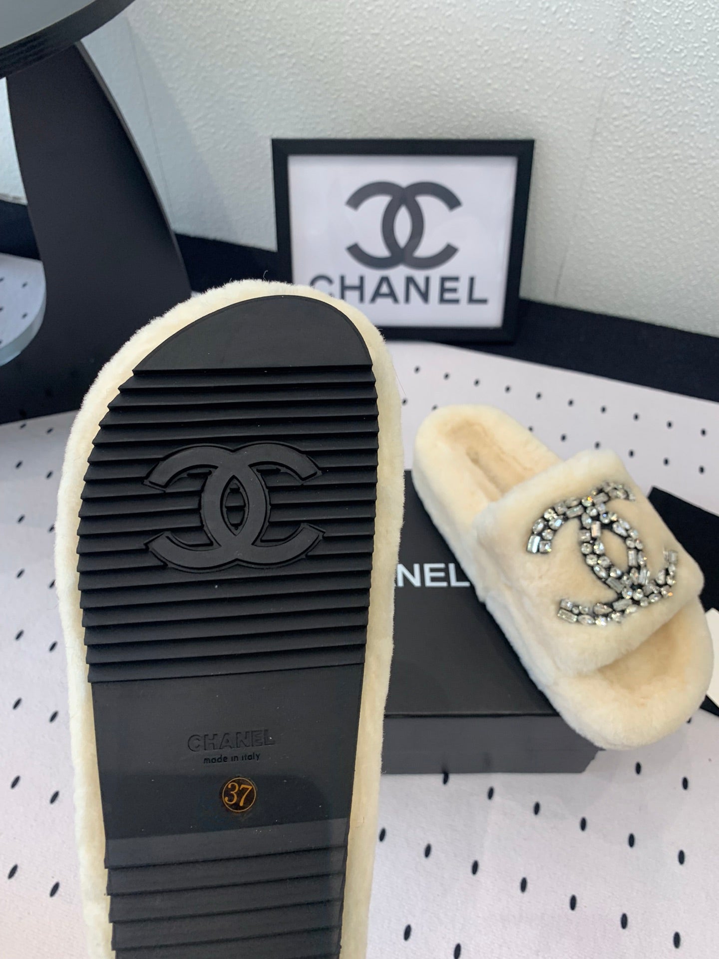 CHANEL THICK-SOLED SLIPPERS IN WHITE SHEEP WOOL