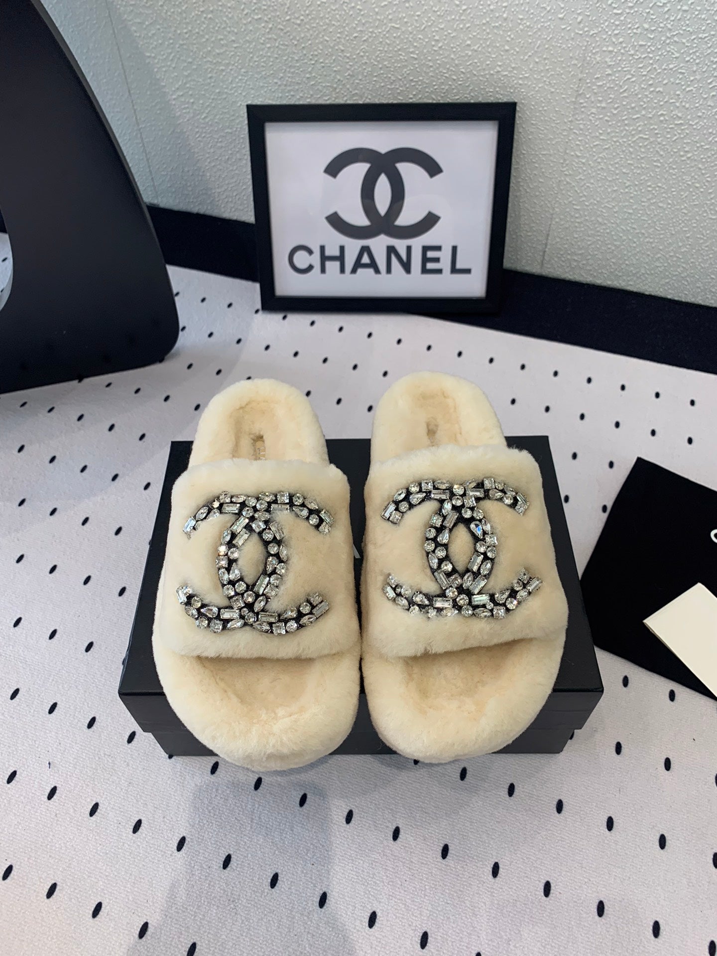CHANEL THICK-SOLED SLIPPERS IN WHITE SHEEP WOOL