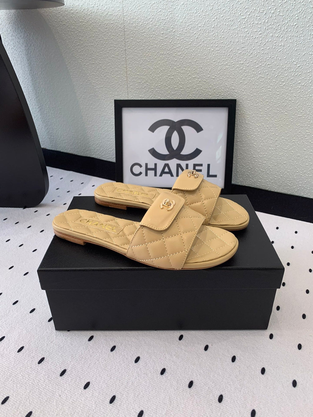 CHANEL SLIPPERS IN YELLOW CREAM CALFSKIN