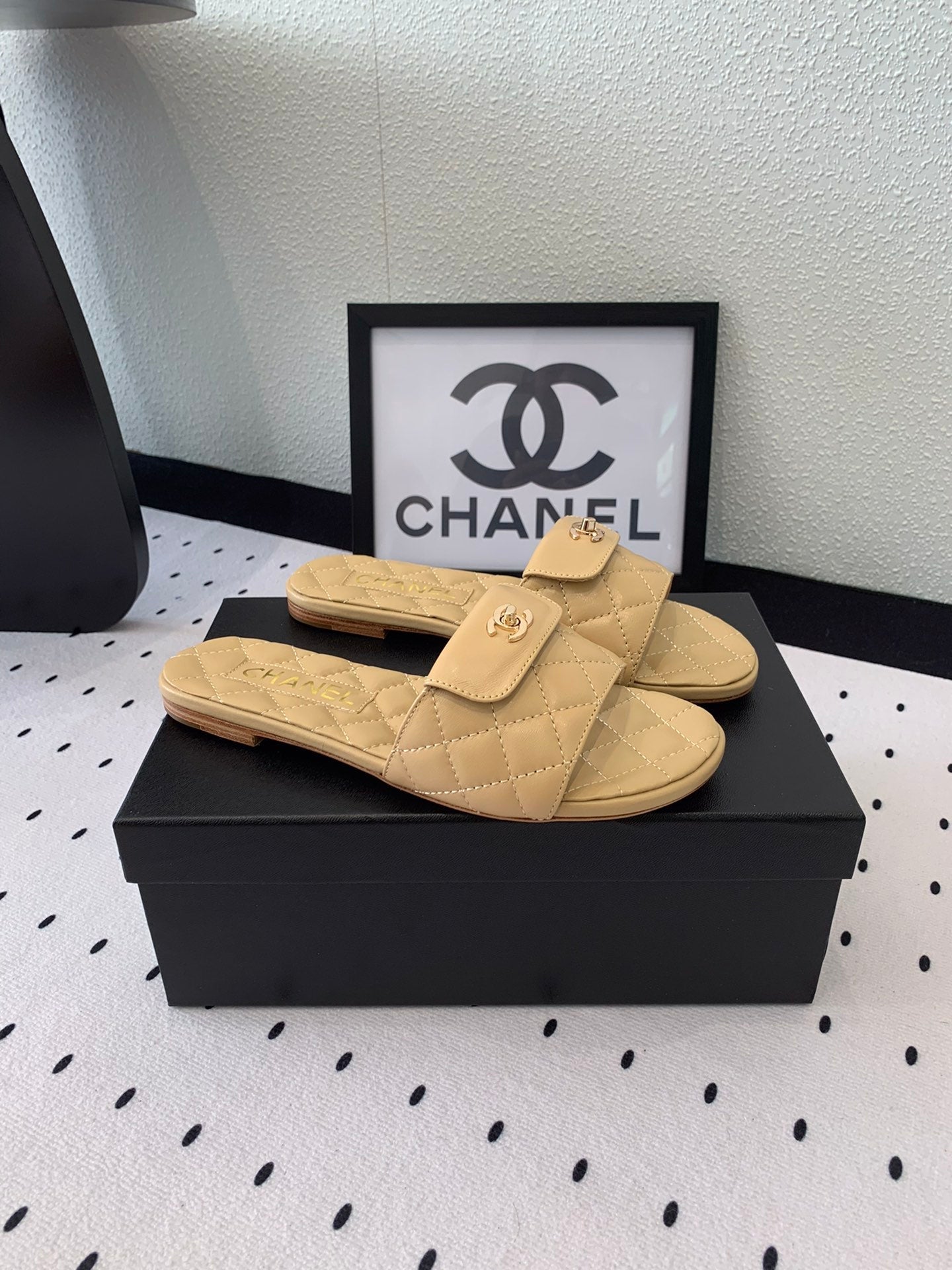 CHANEL SLIPPERS IN YELLOW CREAM CALFSKIN