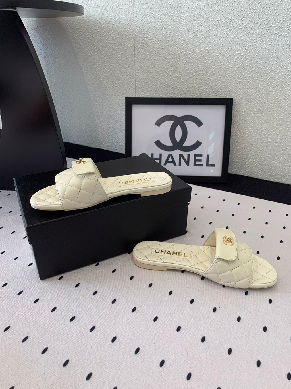 CHANEL SLIPPERS IN WHITE CALFSKIN