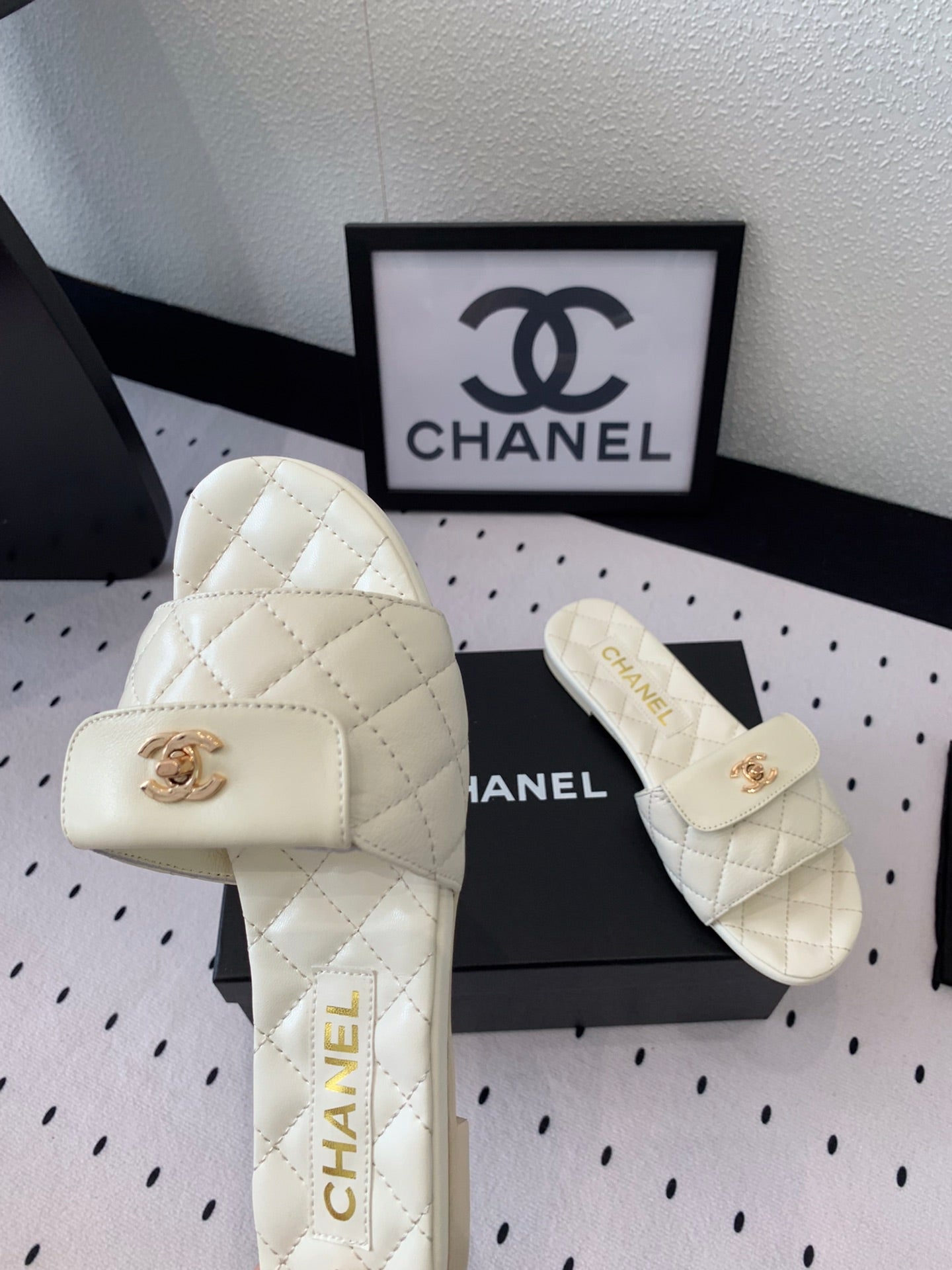 CHANEL SLIPPERS IN WHITE CALFSKIN