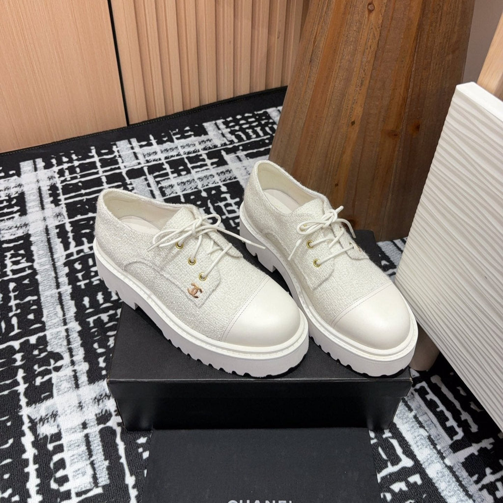 CHANEL OXFORD SHOES IN WHITE TWEED AND CALFSKIN