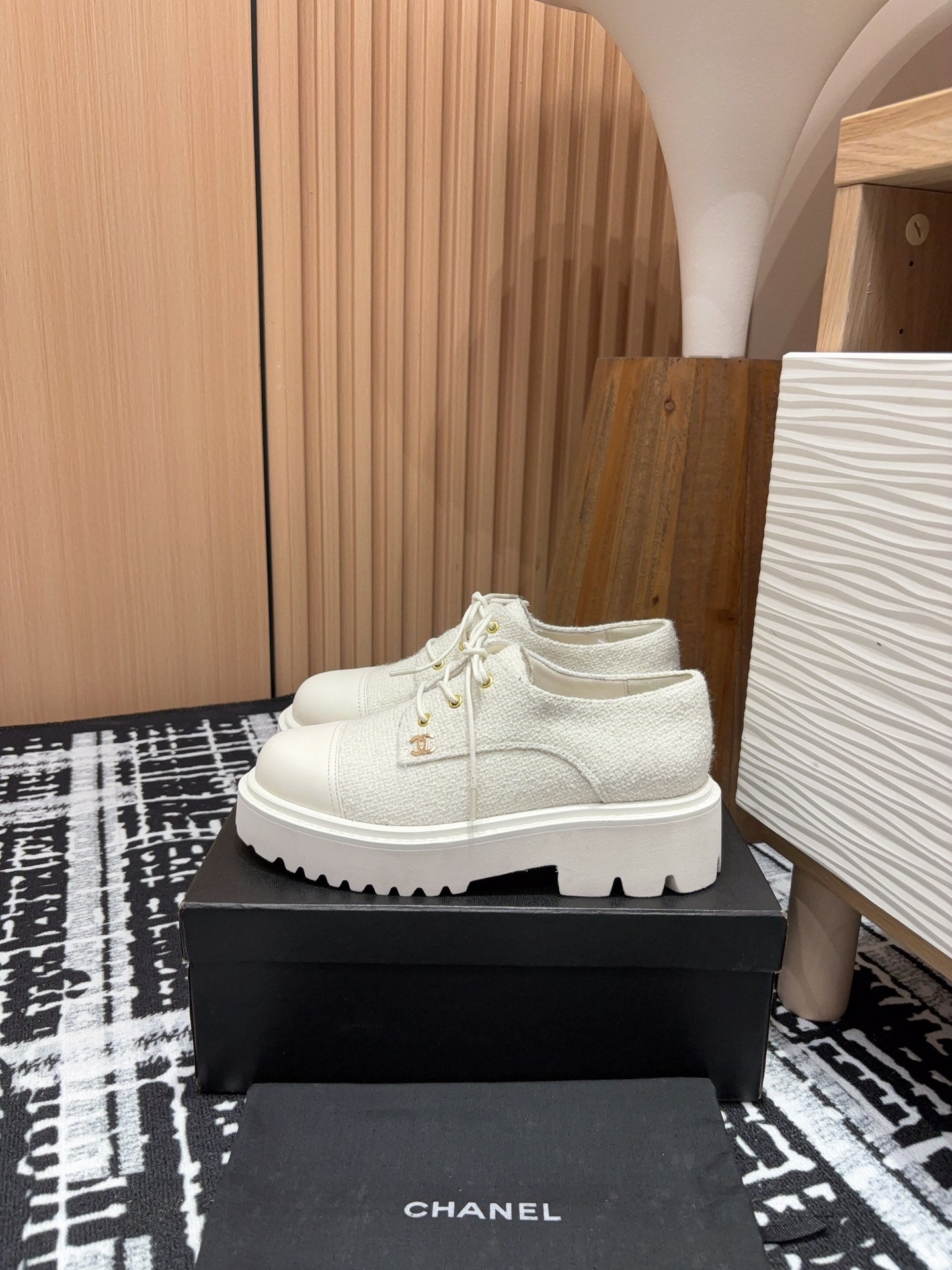 CHANEL OXFORD SHOES IN WHITE TWEED AND CALFSKIN