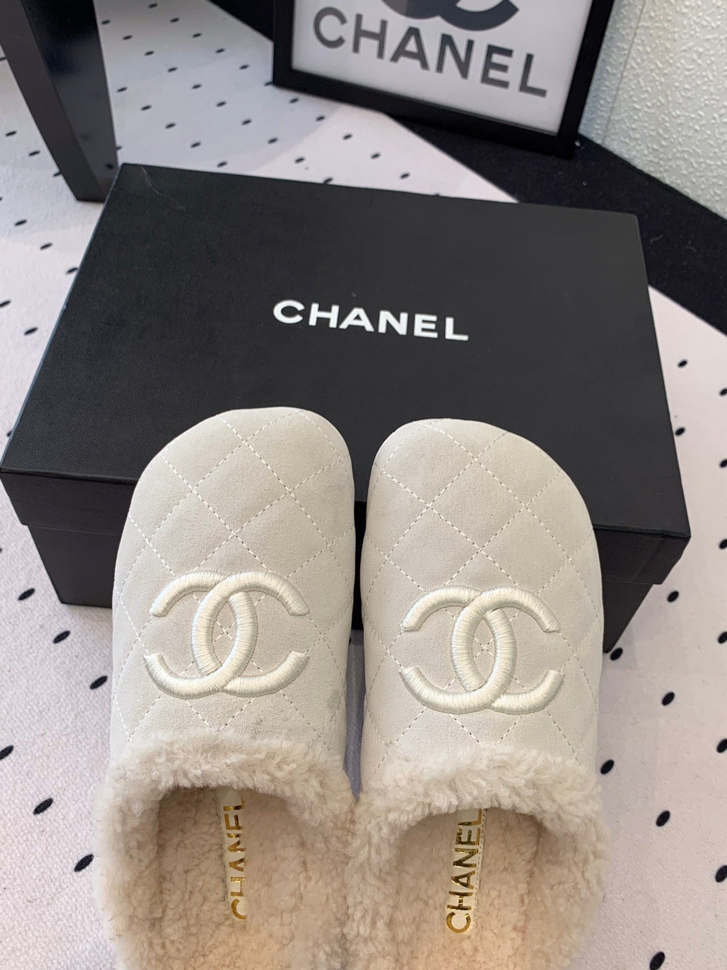 CHANEL FLAT MULE IN BEIGE SUEDE AND LAMB FUR LINING