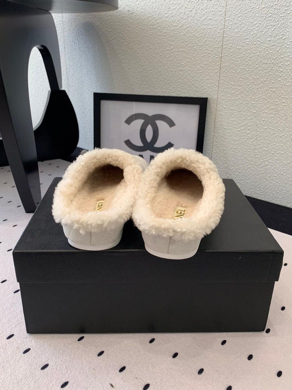CHANEL FLAT MULE IN BEIGE SUEDE AND LAMB FUR LINING