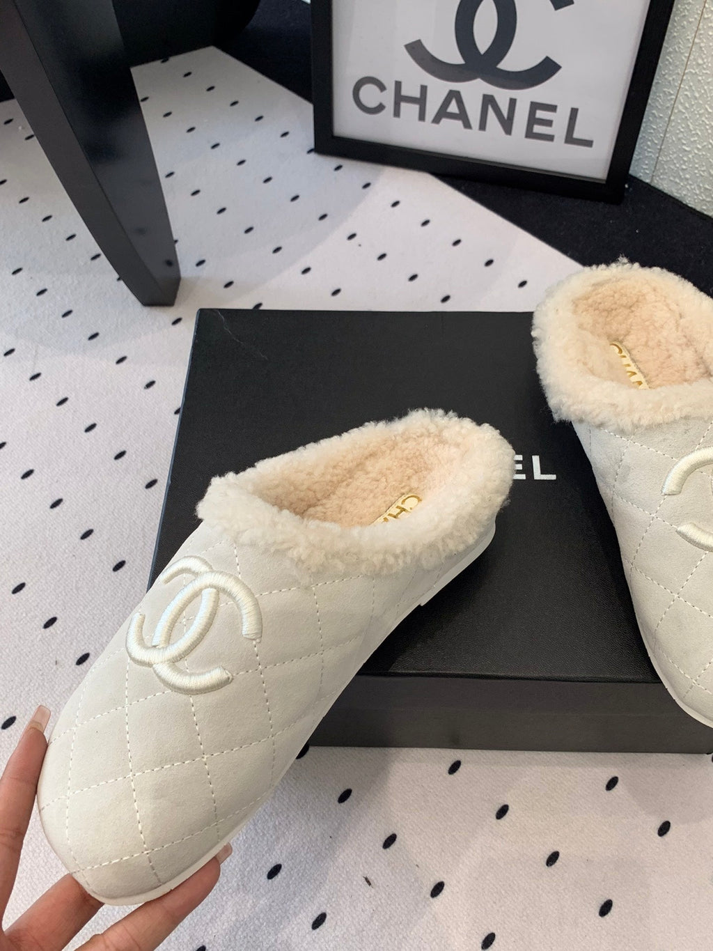 CHANEL FLAT MULE IN BEIGE SUEDE AND LAMB FUR LINING