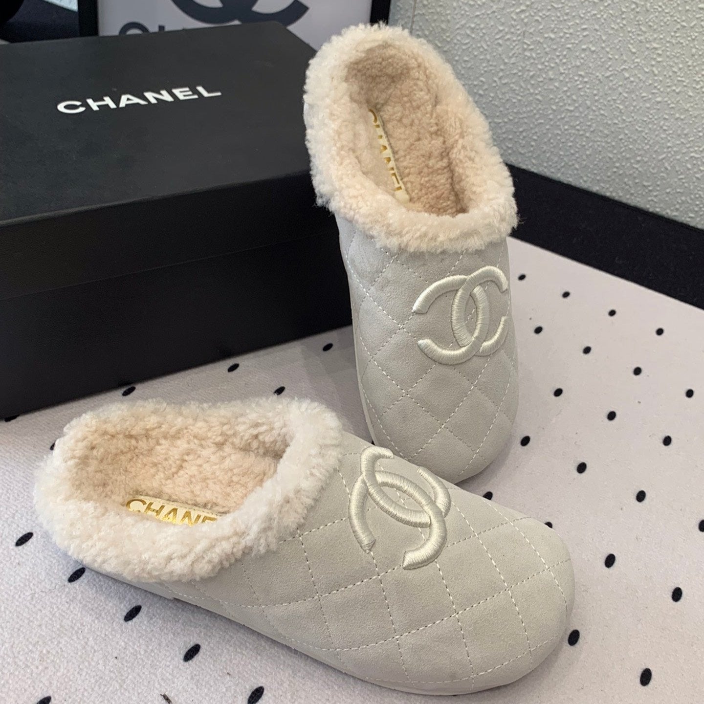 CHANEL FLAT MULE IN BEIGE SUEDE AND LAMB FUR LINING