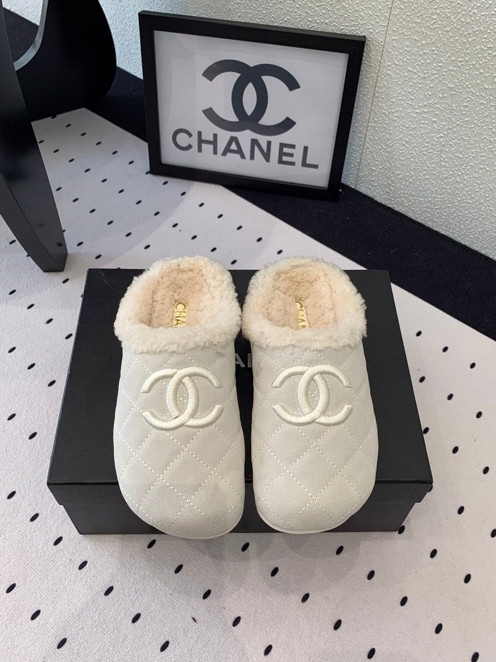 CHANEL FLAT MULE IN BEIGE SUEDE AND LAMB FUR LINING