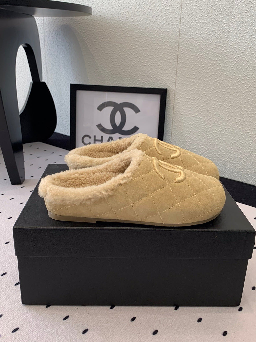 CHANEL FLAT MULE IN TORTILLA BROWN SUEDE AND LAMB FUR LINING
