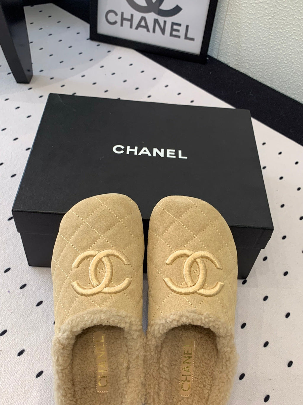 CHANEL FLAT MULE IN TORTILLA BROWN SUEDE AND LAMB FUR LINING