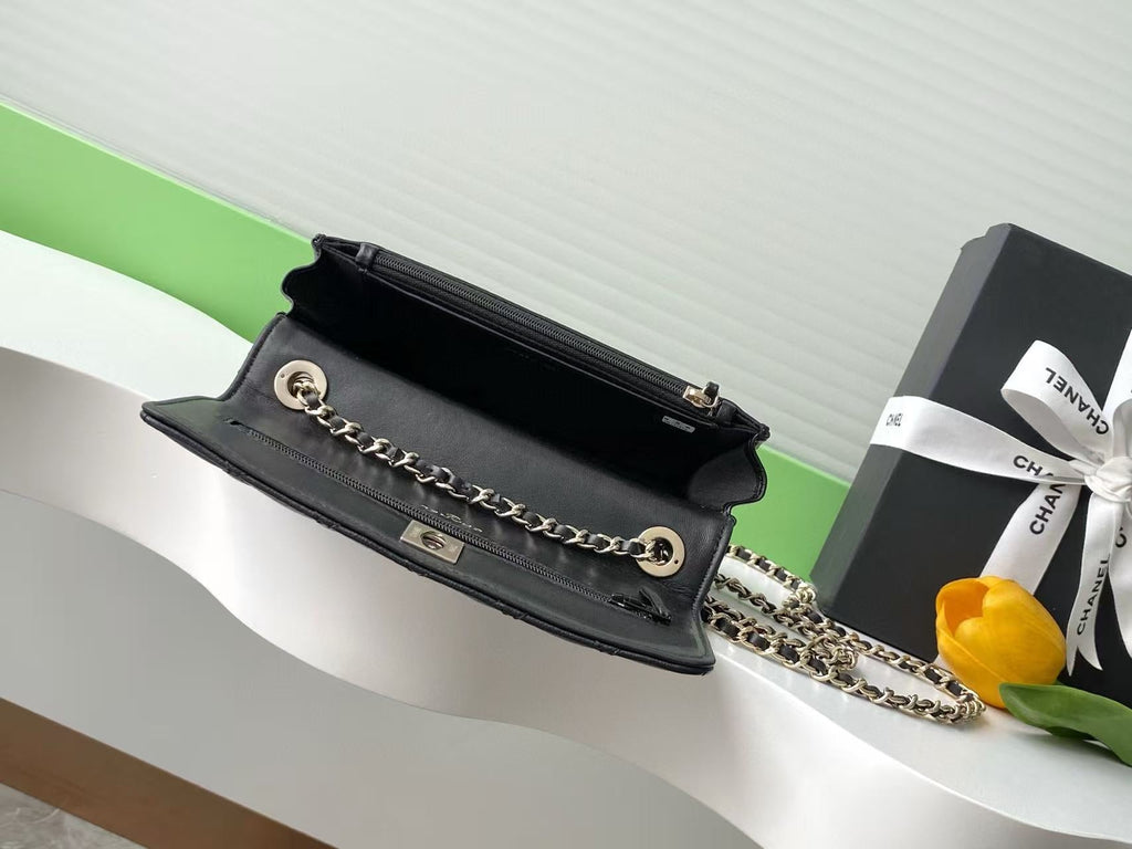 CHANEL FLAP BAG 19 IN BLACK CALFSKIN GOLD HARDWARE