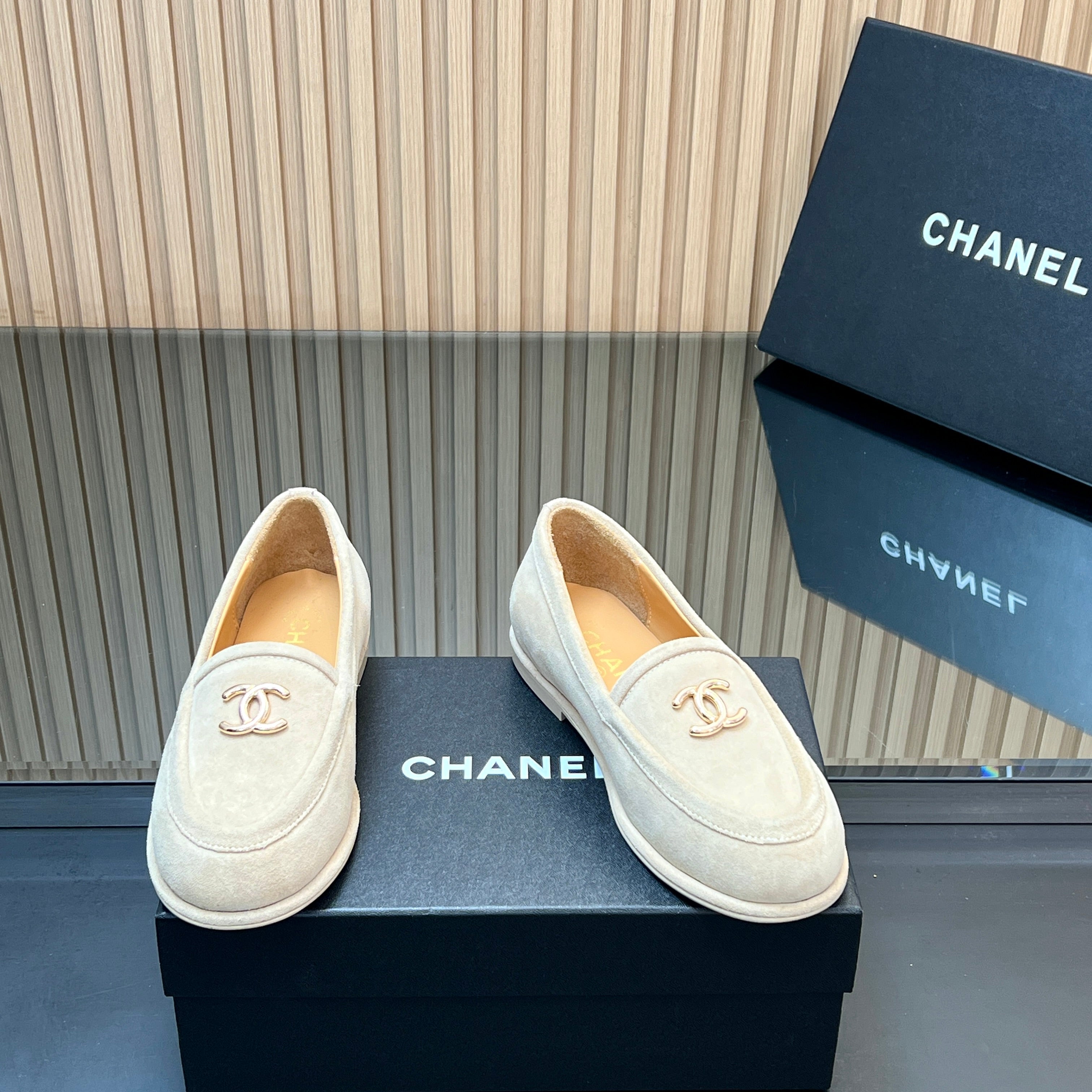CHANEL 25S TEDDY LOAFER 15MM IN LIGHT BEIGE SUEDE GOLD HARDWARE