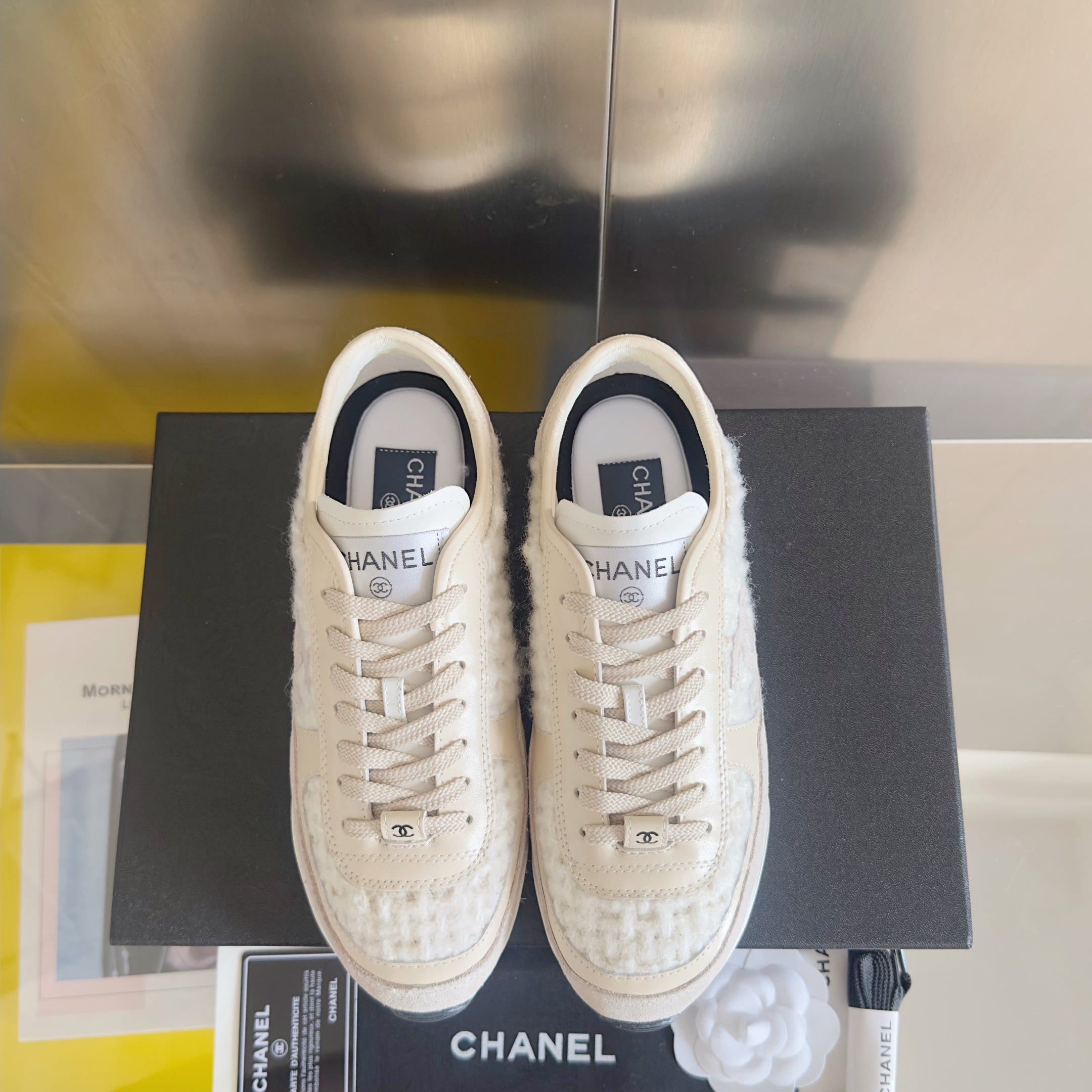 CHANEL 25S SNEAKERS 20MM IN WHITE CALFSKIN AND SUEDE