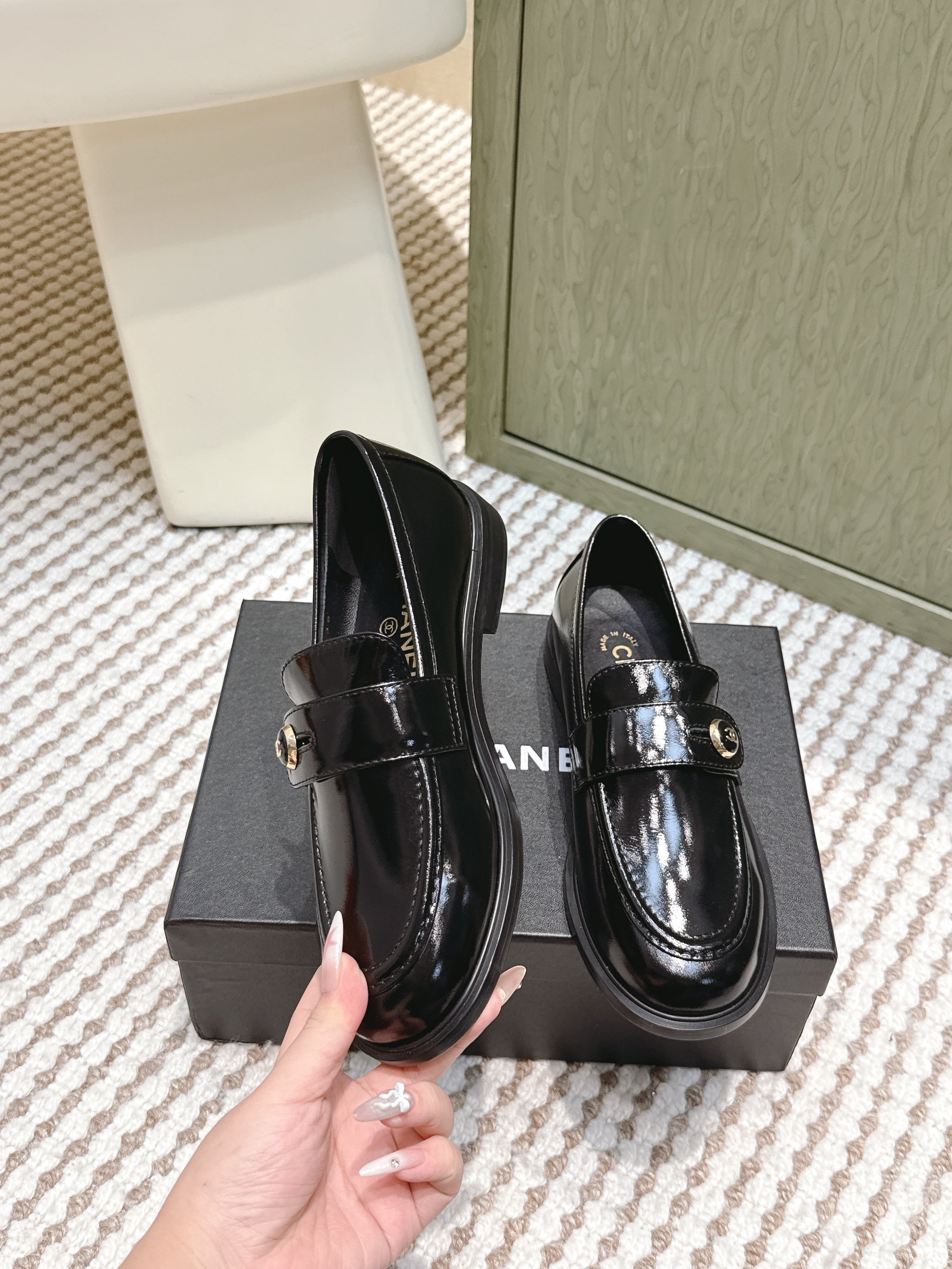 CHANEL 25S GODDESS FLAT LOAFERS IN BLACK PATENT CALFSKIN GOLD HARDWARE