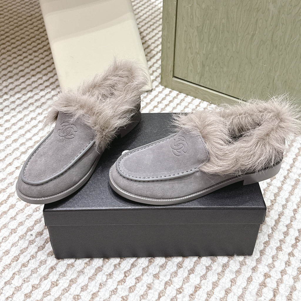 CHANEL 25S LOAFERS MOASIN IN LIGHT GRAY SUEDE WITH LIGHT BEIGE MINK FUR LINING