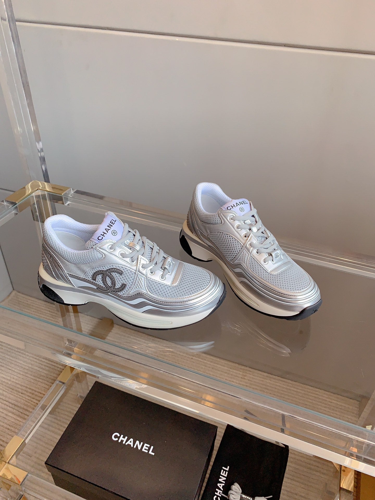 CHANEL SNEAKERS IN GLOSSY SILVER CALFSKIN AND MESH