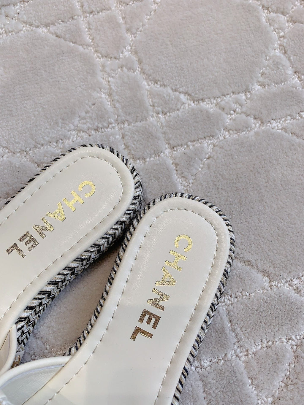 CHANEL PLATFORM SLIPPERS IN WHITE WOOL AND LAMBSKIN