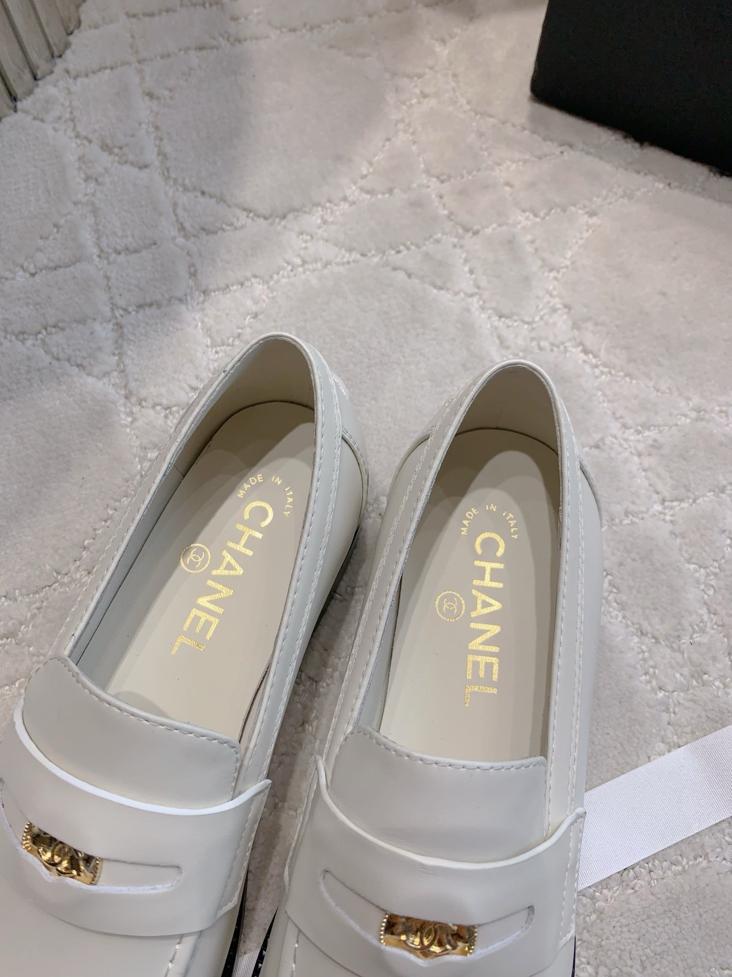 CHANEL 25S MOASINS IN WHITE CALFSKIN GOLD HARDWARE
