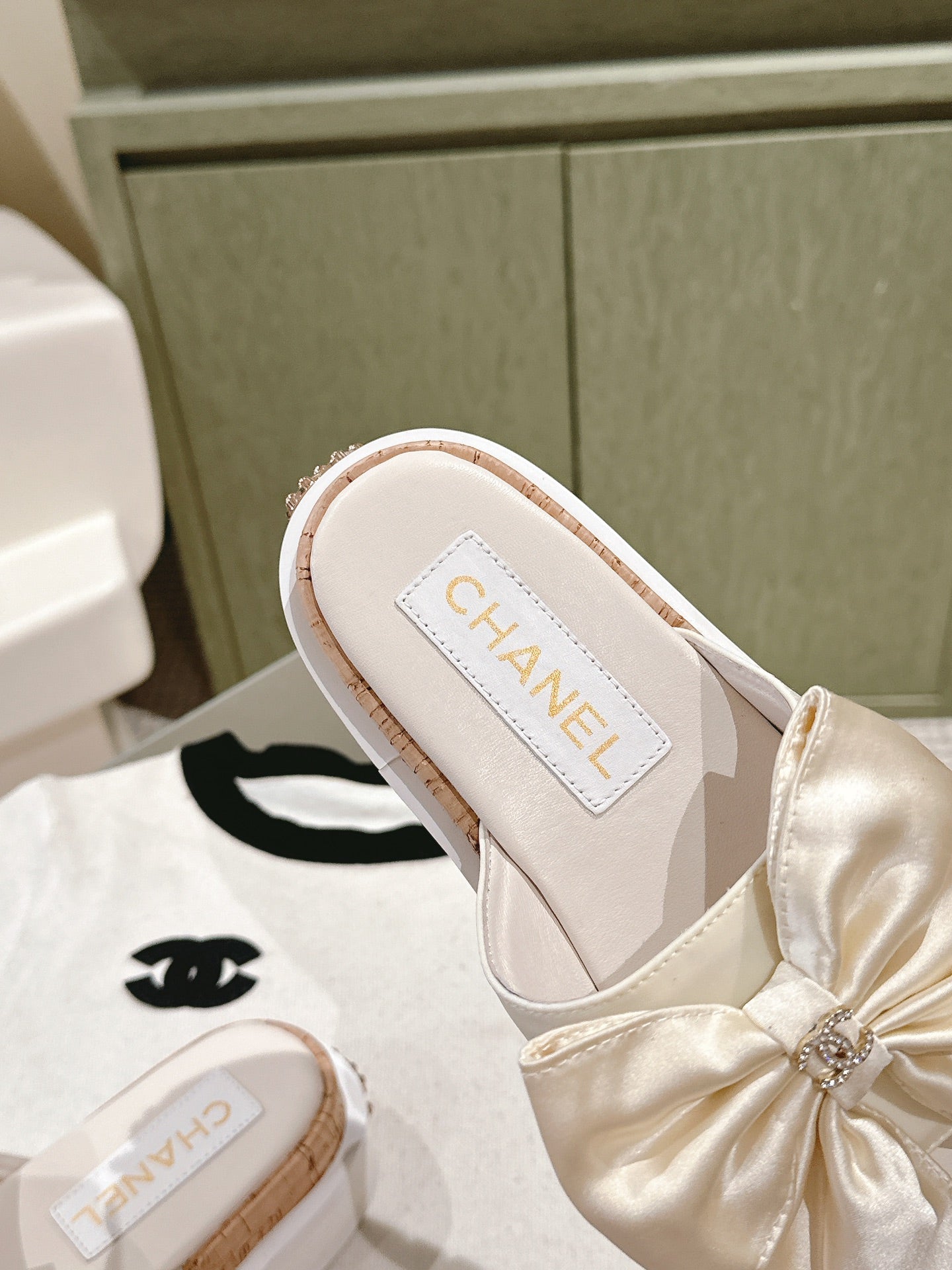 CHANEL SLIPPERS WITH SILK BOW IN WHITE COWHIDE