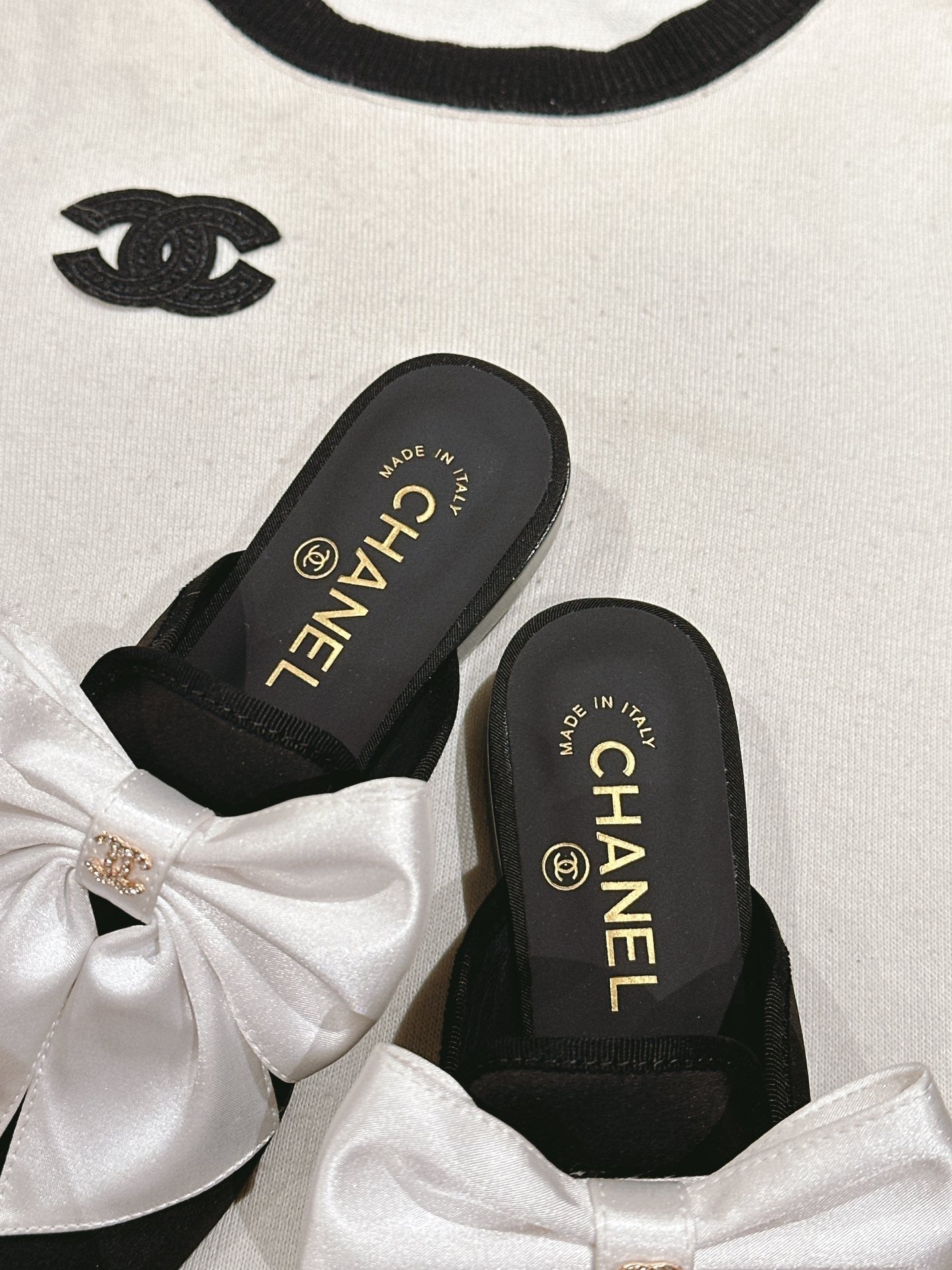 CHANEL MULE WITH SILK WHITE BOW AND BLACK LAMBSKIN