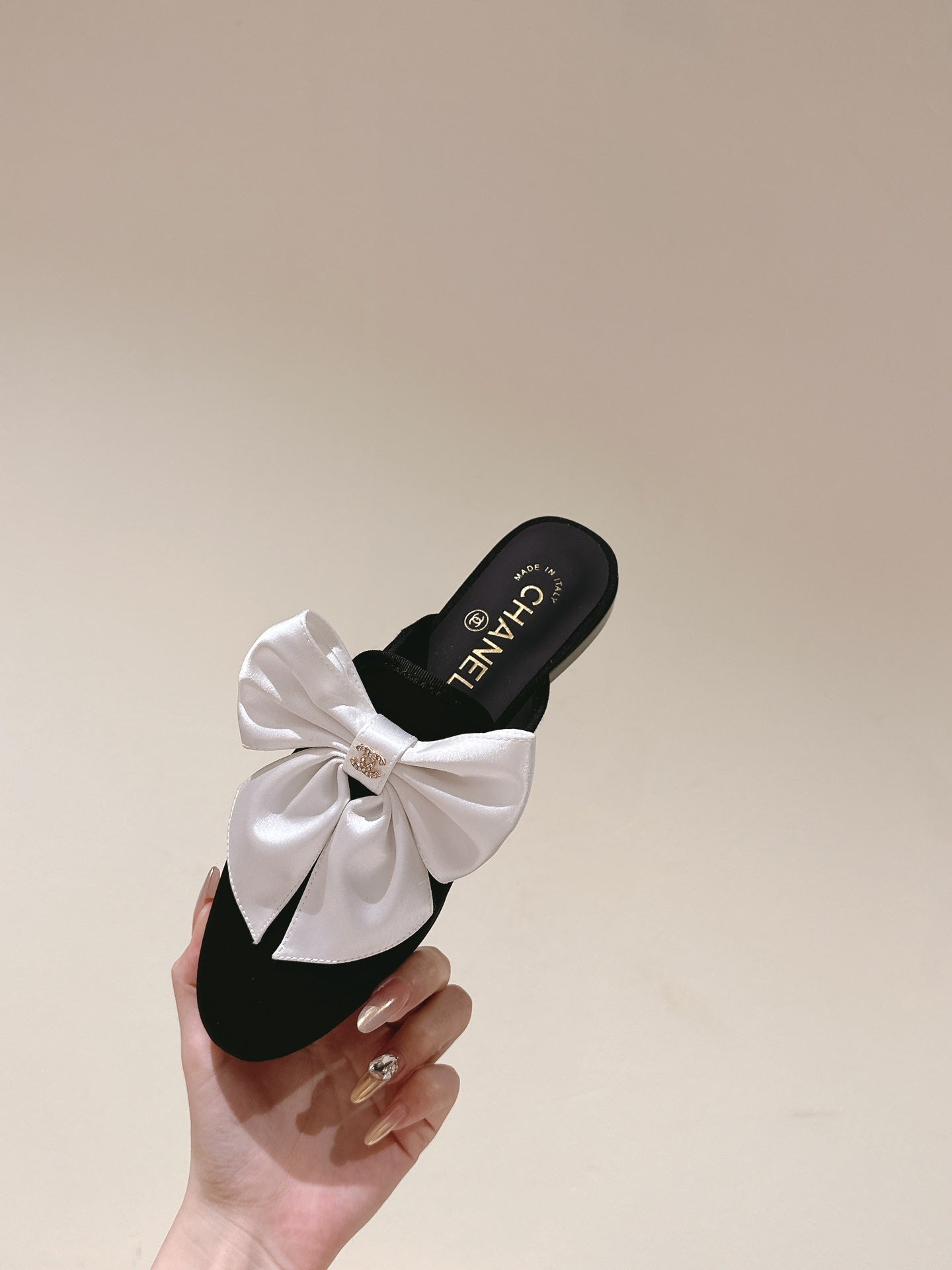 CHANEL MULE WITH SILK WHITE BOW AND BLACK LAMBSKIN