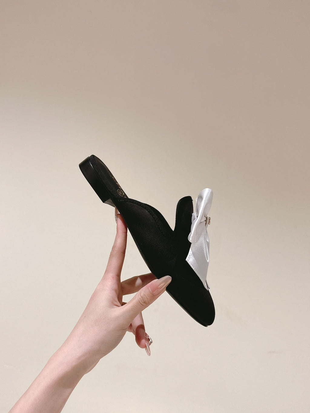 CHANEL MULE WITH SILK WHITE BOW AND BLACK LAMBSKIN