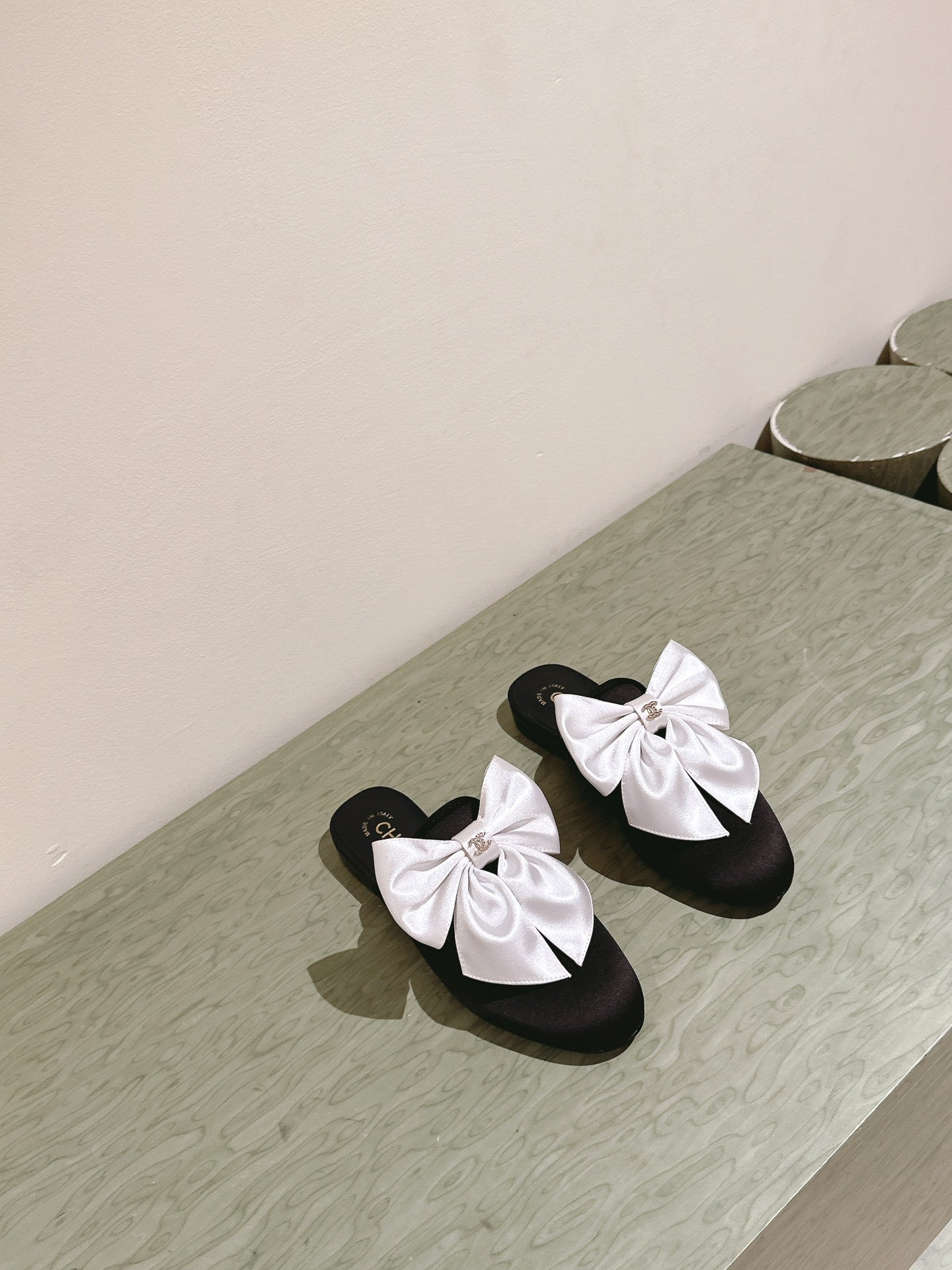 CHANEL MULE WITH SILK WHITE BOW AND BLACK LAMBSKIN